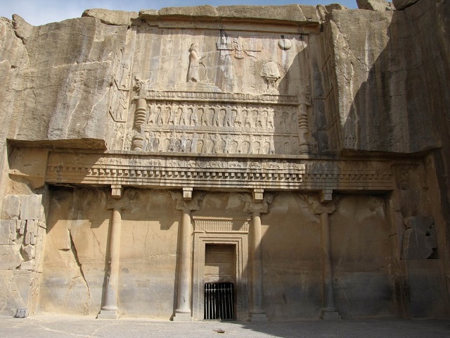 Fachada de entrada a la tumba del rey persa Atajerjes II