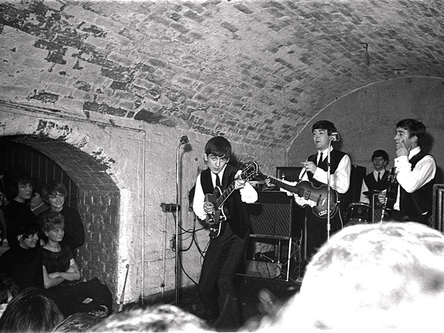 Imagen histórica que muestra a The Beatles en su primera actuación en The Cavern