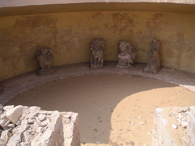 Imagen que muestra parte del hemiciclo que era el Serapeo de Saqqara