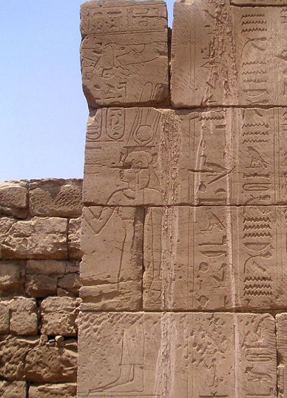 Relieve de Karnak en el que se puede ver representada a Nitiqret, hija de Psamético I