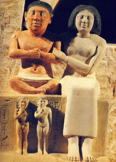 Escultura del enano Seneb y su familia