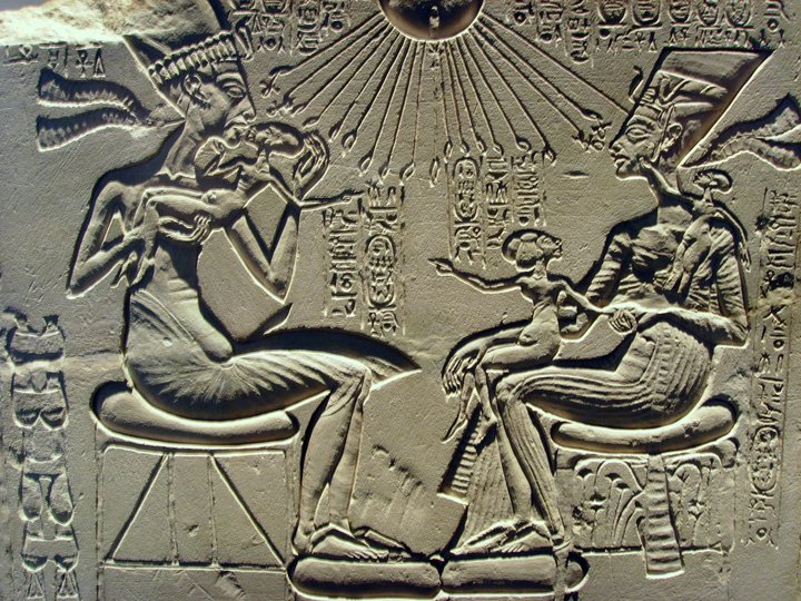 Bajorrelieve que representa a la familia real amarniense: Akhenaton y Nefertiti con sus descendientes