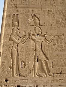 Bajorrelieve del templo de Dendera en el que se representaría a Cleopatra VII con Ptolomeo XV Cesarión