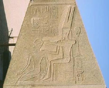 Hatshepsut siendo coronada faraón por el dios Amón (obelisco de Karnak)