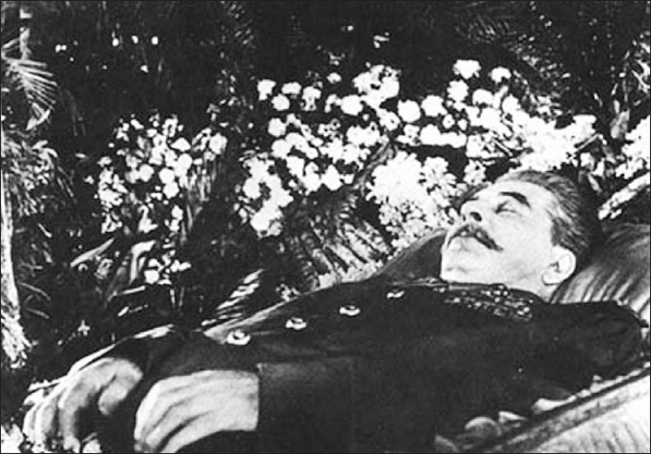 Imagen histórica que muestra el cadáver de Stalin en su funeral