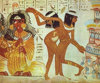 Uno de los roles más frecuentes de la mujer en el antiguo Egipto era el que se ve en esta pintura de músicos y bailarinas de la XVIII dinastía