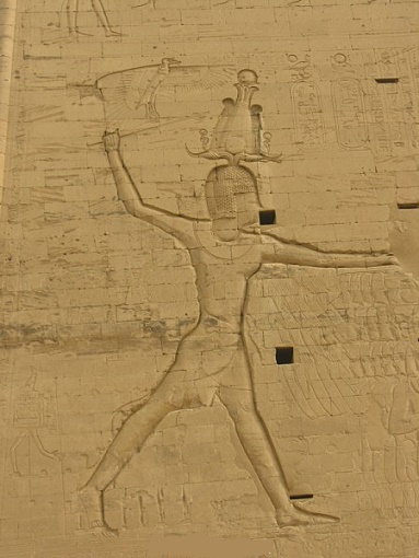 Relieve de un templo de Edfu en el que se representaría a Ptolomeo XIII