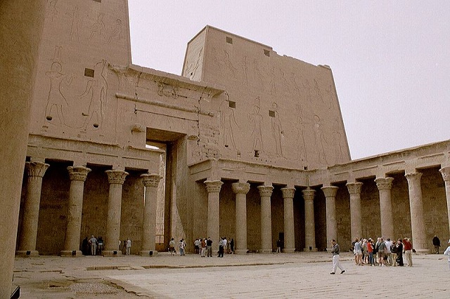 Vista del patio interior del templo de Horus en la ciudad de Edfu