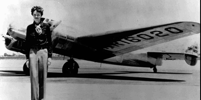 Fotografía de Amelia Earhart delante de un avión