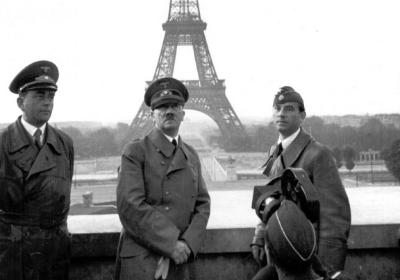 Histórica fotografía de Hitler delante de la Torre Eiffel