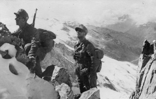 Fotografía histórica de unos soldados alemanes en el Cáucaso durante la Operación Edelweiss