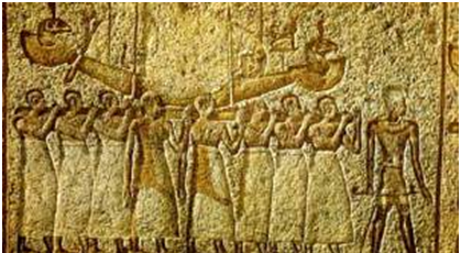 Grabado que muestra a los sacerdotes, cargando la barca donde está la imagen del dios Amón