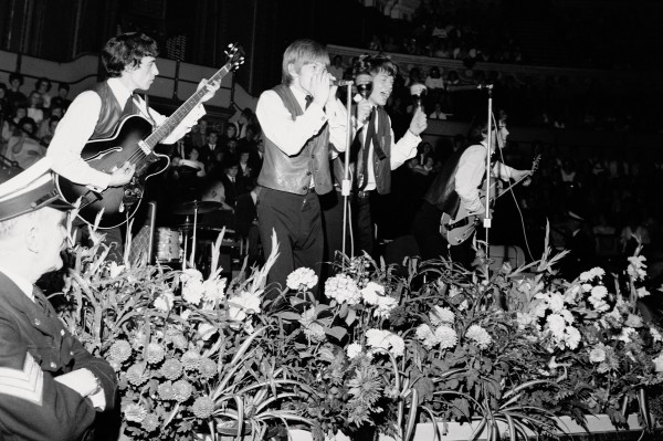 Histórica foto de la primera actuación en público de los Rolling Stones, en 1962