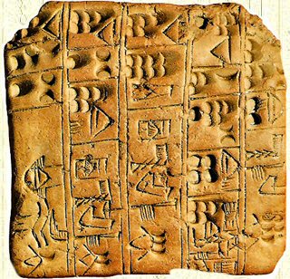 Tablilla en el que se muestra la escritura asiria