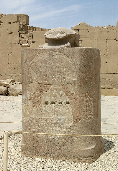 Estatua con un escarabeo del templo de Karnak, en Egipto