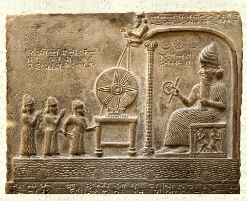 Relieve babilónico en el que aparece representado el dios Shamash