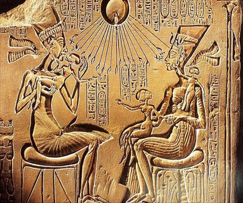 Relieve en el que se representa al matrimonio de Akhenaton y Nefertiti con sus hijos