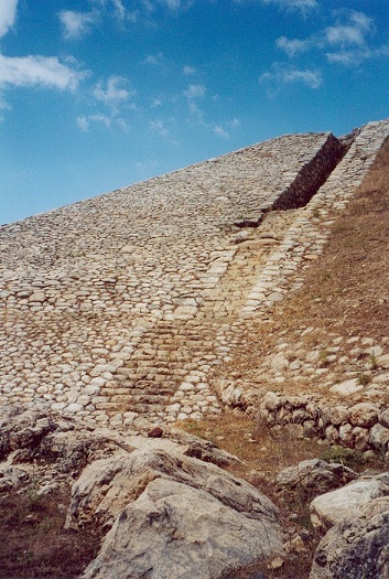 Estado actual de parte de las murallas de la ciudad de Hattusa