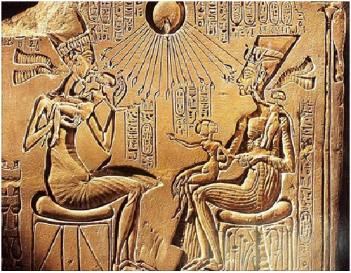 Relieve en el que Akhenatón y su familia son tocados por los rayos solares del dios Atón, uno de los momentos clave de la adoración al sol en el antiguo Egipto