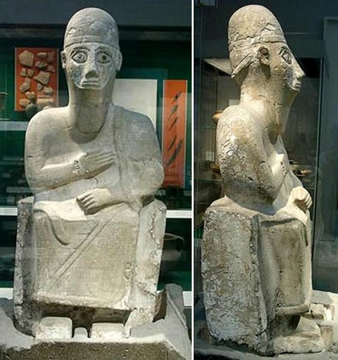 Vista frontal y de perfil de la estatua del rey Idrimi, siglo XVI aC
