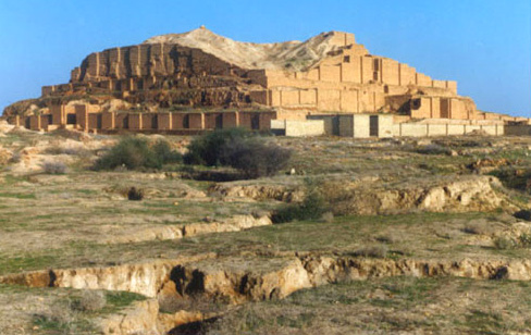 Estado actual de los restos del ziqqurat de Choga Zanbil