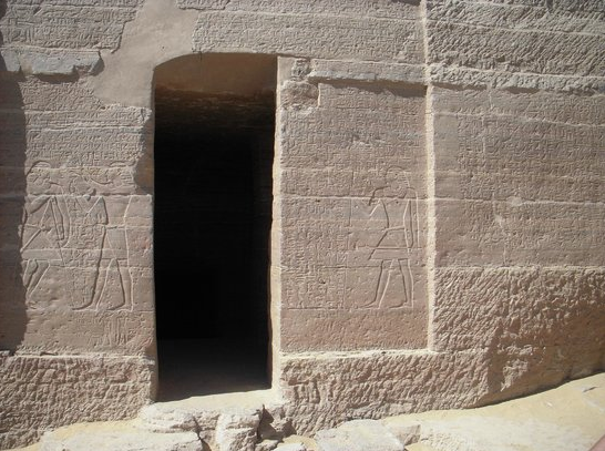 La fachada de la tumba tiene el texto de la carta esculpido