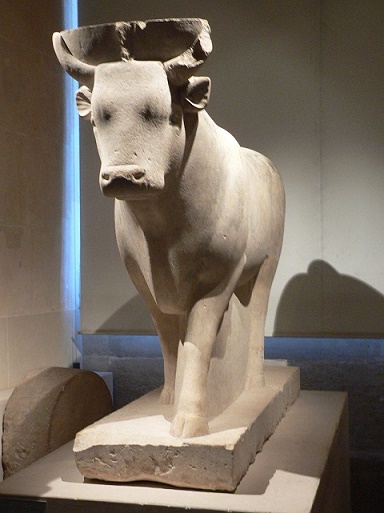 Estatua en caliza del toro Apis, museo del Louvre