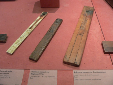 Varias paletas de los escribas en el antiguo Egipto