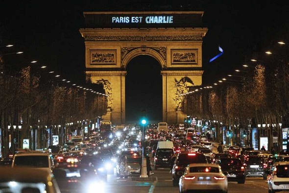 El Arco del Triunfo en París también presentó el mensaje de apoyo a la revista