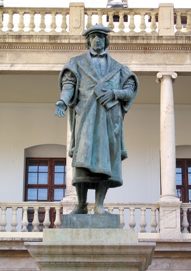 Estatua de Juan Luis Vives, representante del humanismo renacentista español, en Valencia