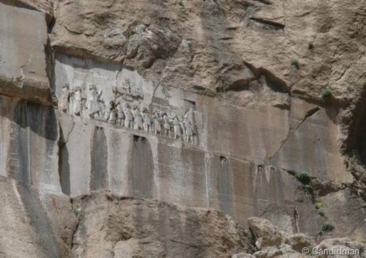 Inscripción monumental de Behistún en la que se habla repetidas veces de Ahura Mazda
