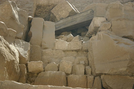 Bloques talatat agrupados en un templo de Karnak, símbolos del amarniense
