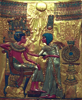 Escena íntima entre Tutankhamon y An, muestra de la pervivencia de algunos rasgos del estilo de Amarna