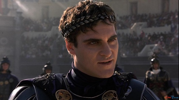 Joaquin Phoenix interpreta al emperador Cómodo, antagonista de Gladiator