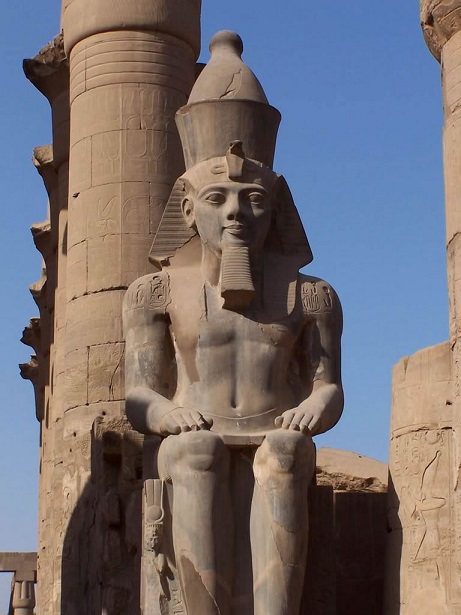 Estatua colosal de Ramsés II en el templo de Luxor