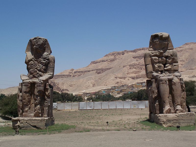 Colosos de Memnón, representando a Amenhotep III, el faraón tomado para las construcciones de Ramsés II