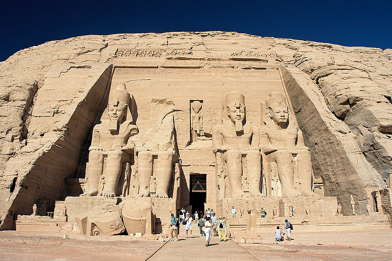 Fachada del gran templo de Abu Simbel, las más famosas construcciones de Ramsés II