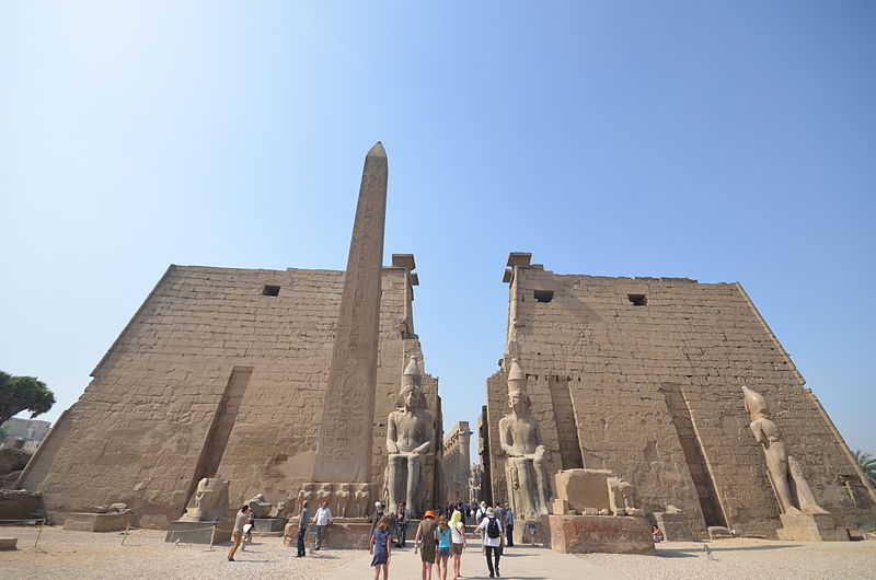 Pilonos, obelisco y estatuas sedentes de Ramsés II en el templo de Luxor