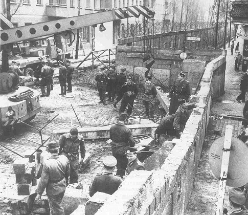 Fotografía histórica de la construcción del Muro de Berlín
