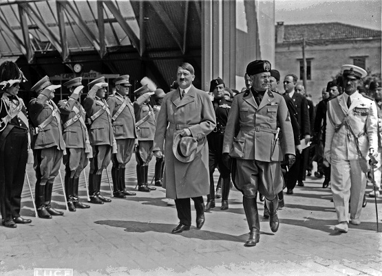 Adolf Hitler en su visita a Venecia en 1934, acompañado de Benito Mussolini