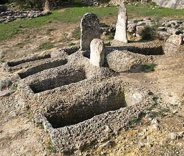 Tumbas de fosa halladas en el yacimiento arqueológico micénico de Kakovato