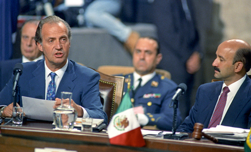 Foto del rey don Juan Carlos durante su discurso en la I Cumbre Iberoamericana de jefes de Estado y de Gobierno (1991)