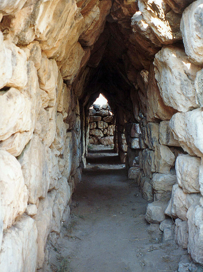 Una de las galerías interiores de la muralla de Tirinto