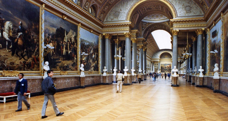 Interior de una de las numerosas salas del Museo del Louvre
