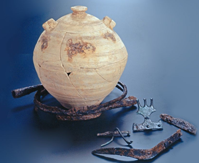 Urna y ajuar extraído de la necrópolis de Mianes. Museu de les Terres de l'Ebre
