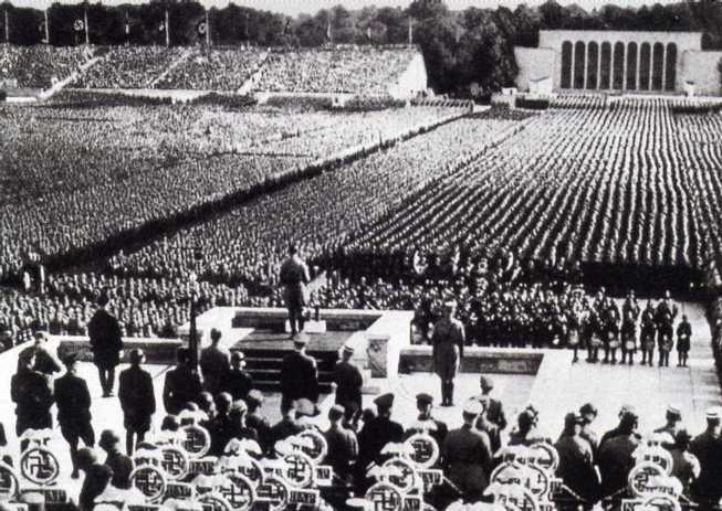 Hitler en uno de sus discursos públicos más multitudinarios