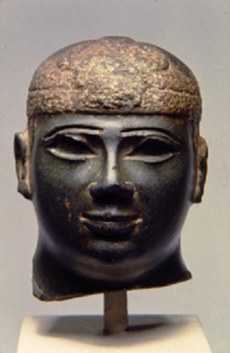 Busto conservado de Piy, primer rey de la XXV dinastía, con la corona-gorro nubia típica (Fuente: Quatr)
