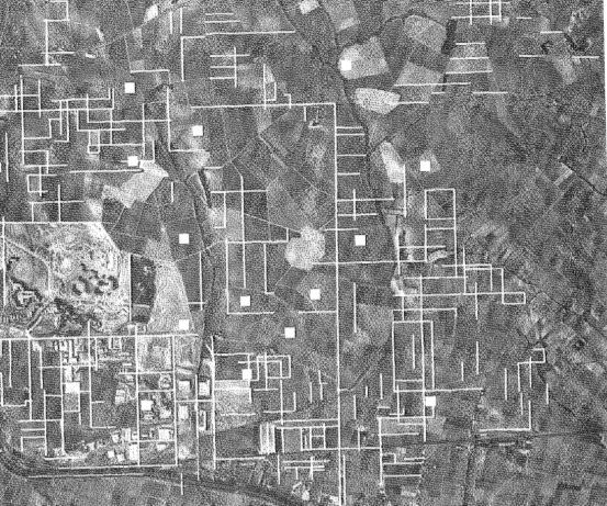 centuriaciones de Béziers, en blanco los trazos de las centuriaciones visibles en el parcelario actual, los cuadrados representan los asentamientos rurales (Orejas, et al. 2002)