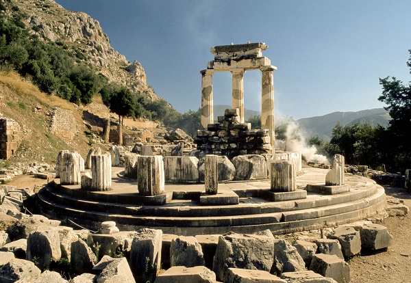 Estado actual del tholos de Atenea Pronaia, ubicado en el exterior del santuario de Apolo en Delfos