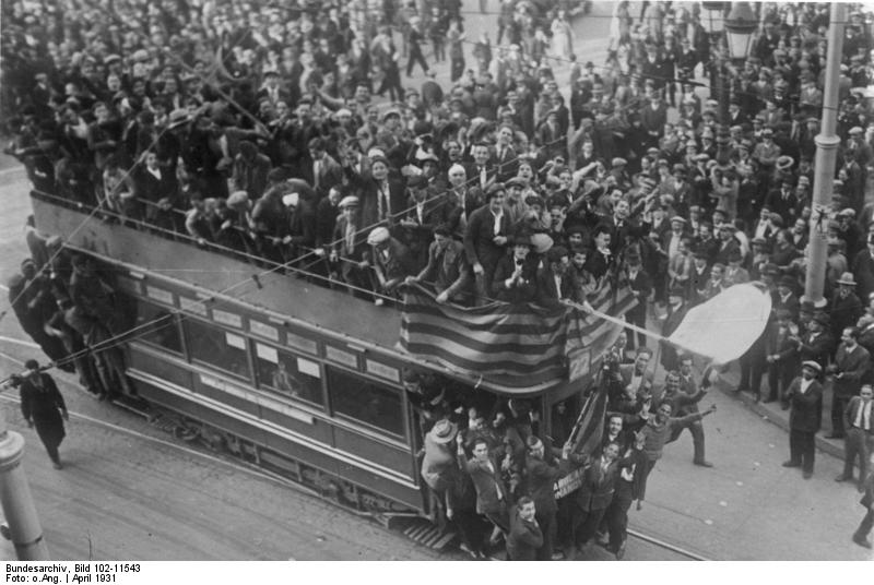 Fotografía histórica de Barcelona el 14 de abril de 1931, hecho clave de la Historia contemporánea de España
